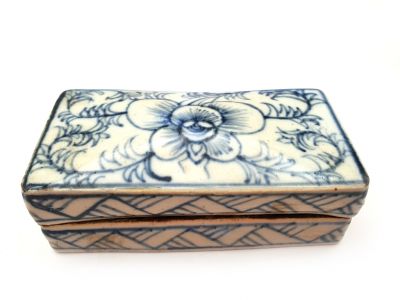 Small Chinese porcelain box - Blue flower
