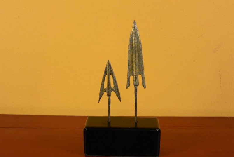 2 arrowheads on a metal base