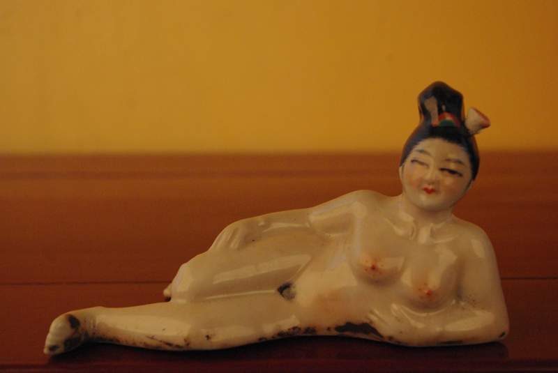 Chinese Erotica Snuff bottle lying nude Woman 5