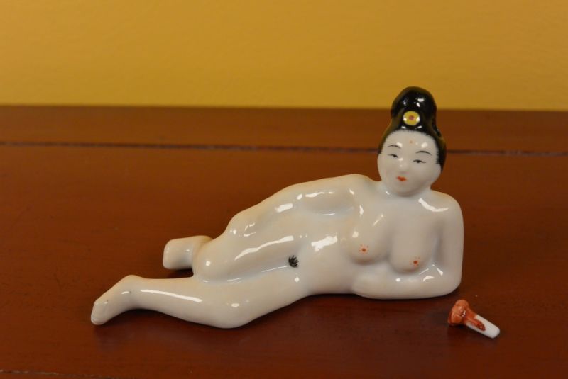Chinese Erotica Snuff Bottle lying nude Woman 5