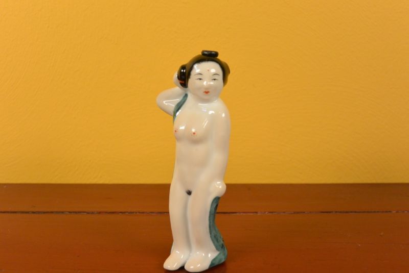Chinese Erotica Snuff Bottle Standing nude Woman