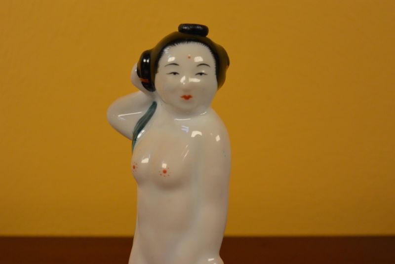 Chinese Erotica Snuff Bottle Standing nude Woman 2
