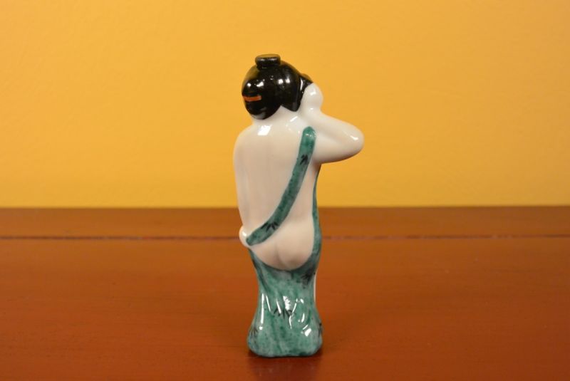Chinese Erotica Snuff Bottle Standing nude Woman 4