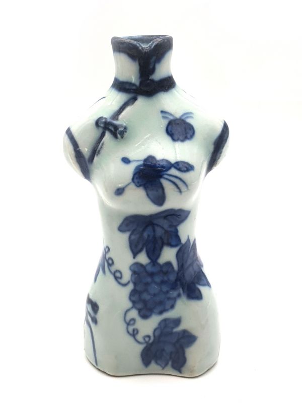 Chinese white and blue vase 1