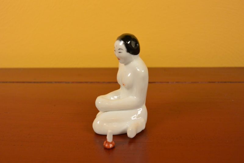 Erotica Snuff Bottle nude Woman sitting cross legged 5