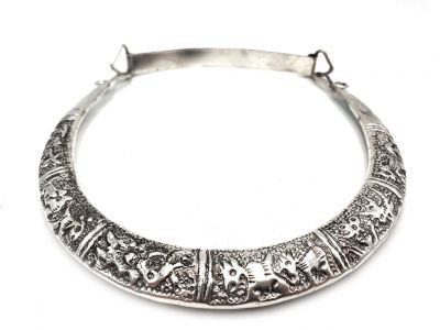 Ethnic Jewelry 1 graved ring torque