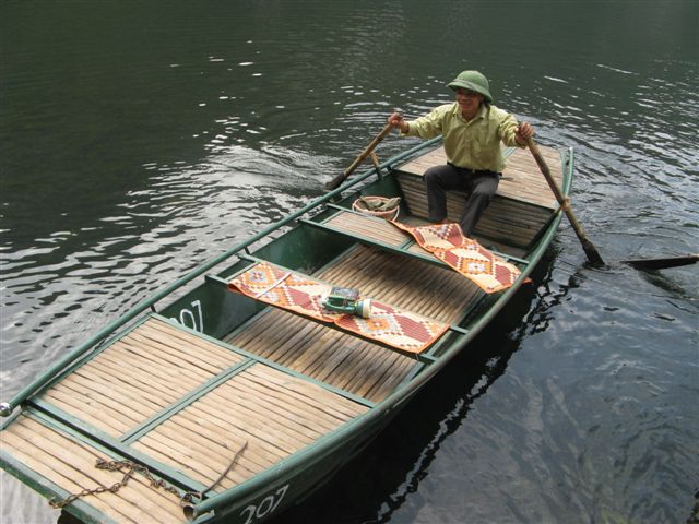 Bateau laotien et son pécheur