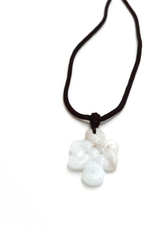 Necklace with Jade pendant - Endless knot - White 2
