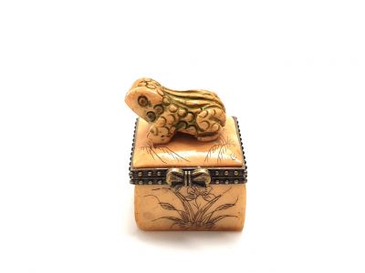 Small bone box Frog