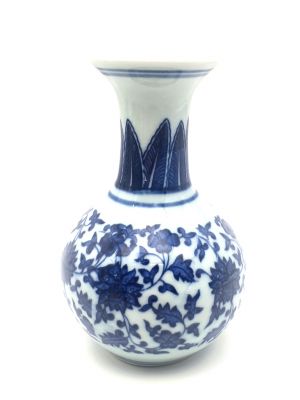 Small Chinese porcelain vase -White and Blue - Flower