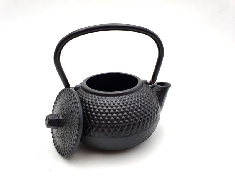 Small Chinese teapot in black cast iron 3