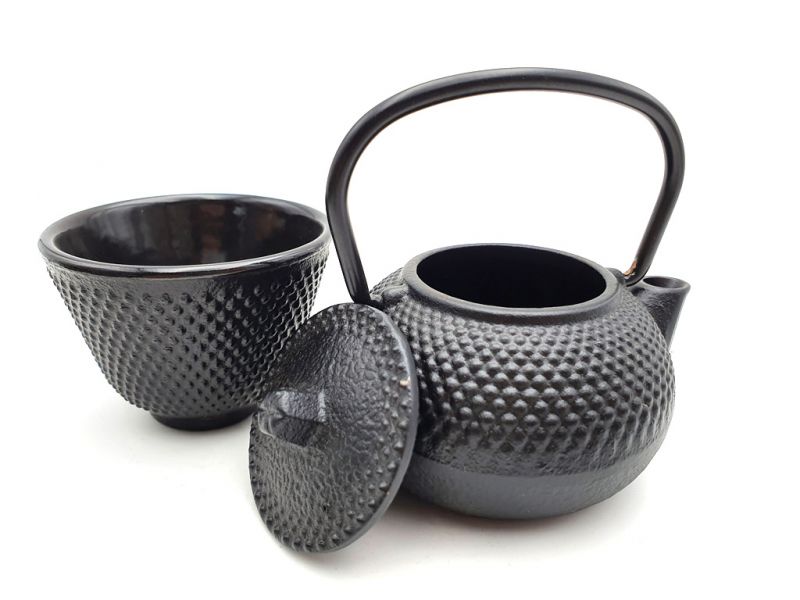 Small Chinese teapot in black cast iron 4