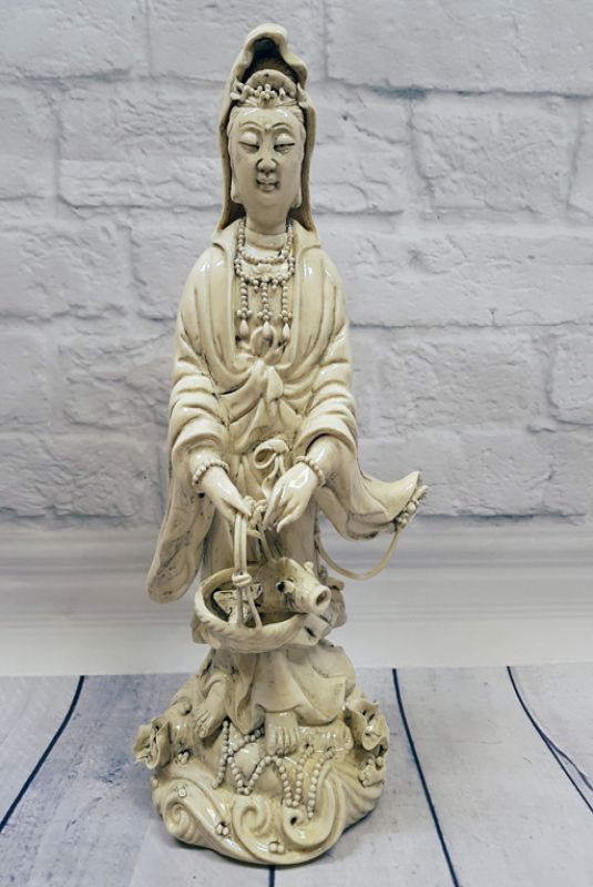 White Chinese Statue - Porcelain Dehua - Goddess standing with her basket 1