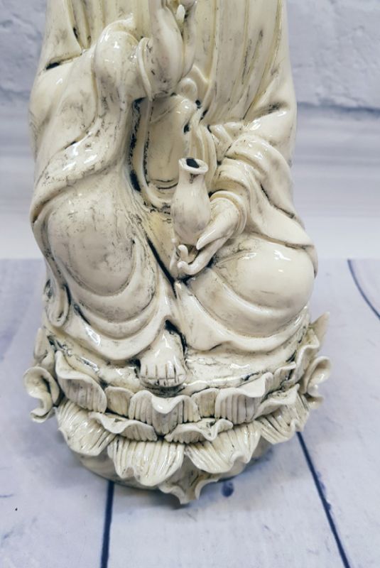 White Chinese Statue - Porcelain Dehua - GuanYin 3